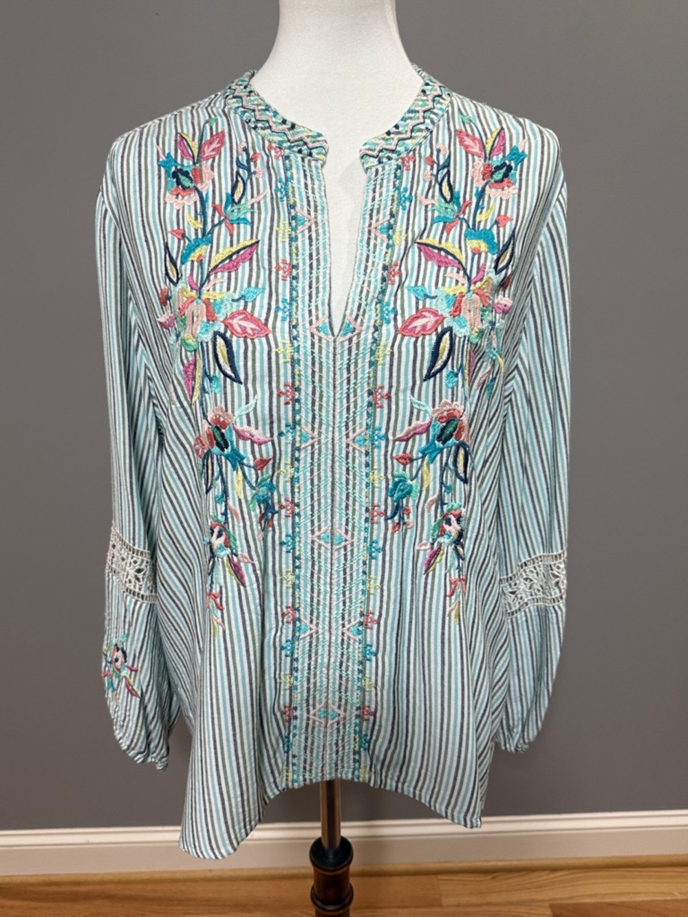 EUC Johnny Was Embroidered Laid Paris Effortless Blouse Top - Large
